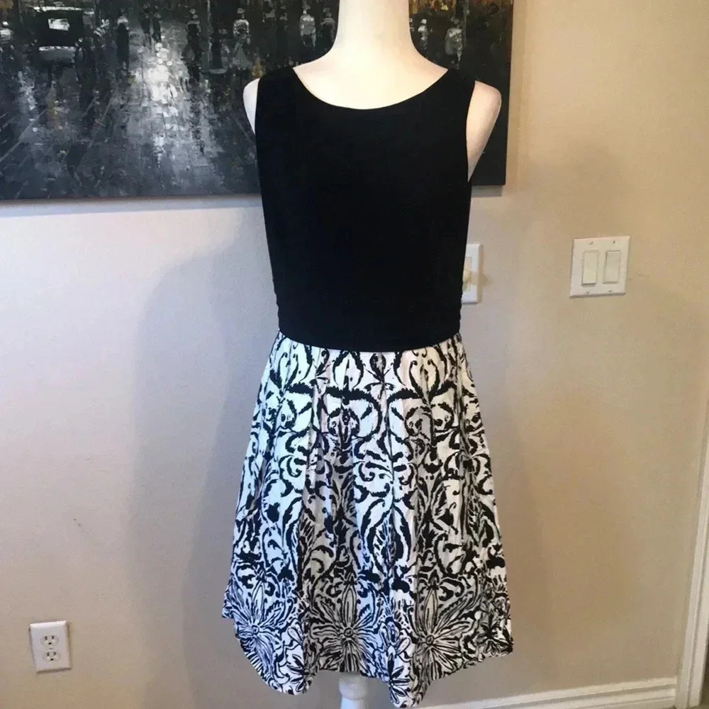 Lauren Ralph Lauren: Black/White floral pattern fit and flare Dress- size 10